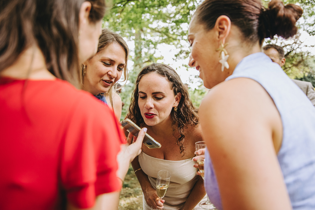 Des amies enregistrent un message vocal sur BookMyVox pendant le mariage