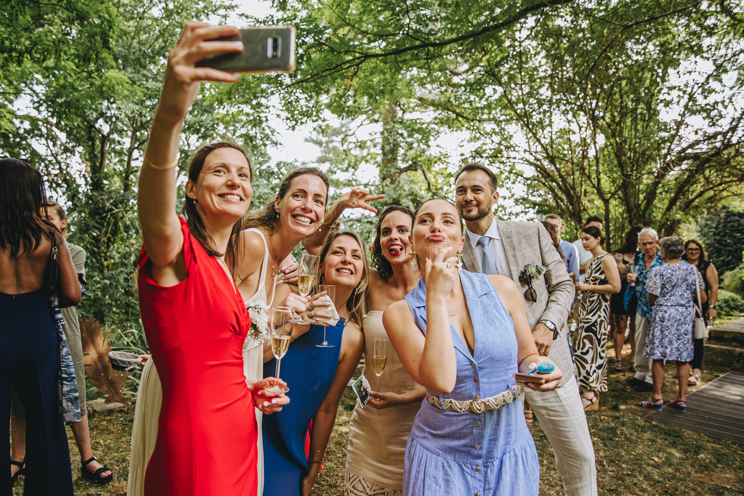 Un groupe d'amis prend un selfie lors du mariage